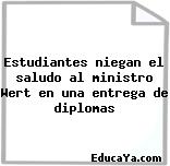 Estudiantes niegan el saludo al ministro Wert en una entrega de diplomas